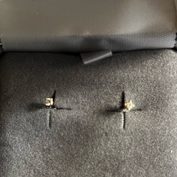 14 KT diamond stud earrings - Picture 3 of 5